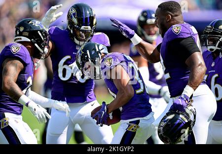 Baltimore, USA. 18. September 2022. Sicherheit der Baltimore Ravens Marcus Williams (C) feiert nach einem Abfangen gegen die Miami Dolphins während der ersten Hälfte eines NFL-Spiels im M&T Bank Stadium in Baltimore, Maryland, am Sonntag, dem 18. September 2022. Foto von David Tulis/UPI Credit: UPI/Alamy Live News Stockfoto