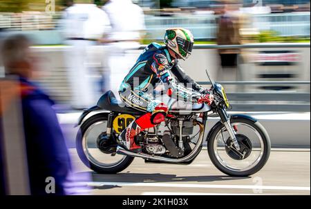Der Fahrer wechselt während der Barry Sheene Men Trophy Teil 1 beim Goodwood Revival Festival auf dem Goodwood Circuit, Goodwood, Großbritannien, am 16. September 2022. Foto von Phil Hutchinson. Nur zur redaktionellen Verwendung, Lizenz für kommerzielle Nutzung erforderlich. Keine Verwendung bei Wetten, Spielen oder Veröffentlichungen einzelner Clubs/Vereine/Spieler. Stockfoto