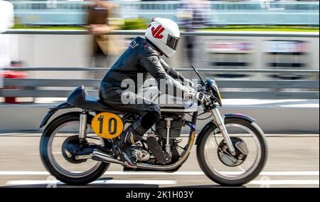Der Fahrer wechselt während der Barry Sheene Men Trophy Teil 1 beim Goodwood Revival Festival auf dem Goodwood Circuit, Goodwood, Großbritannien, am 16. September 2022. Foto von Phil Hutchinson. Nur zur redaktionellen Verwendung, Lizenz für kommerzielle Nutzung erforderlich. Keine Verwendung bei Wetten, Spielen oder Veröffentlichungen einzelner Clubs/Vereine/Spieler. Stockfoto