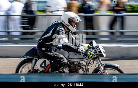 Der Fahrer wechselt während der Barry Sheene Men Trophy Teil 1 beim Goodwood Revival Festival auf dem Goodwood Circuit, Goodwood, Großbritannien, am 16. September 2022. Foto von Phil Hutchinson. Nur zur redaktionellen Verwendung, Lizenz für kommerzielle Nutzung erforderlich. Keine Verwendung bei Wetten, Spielen oder Veröffentlichungen einzelner Clubs/Vereine/Spieler. Stockfoto