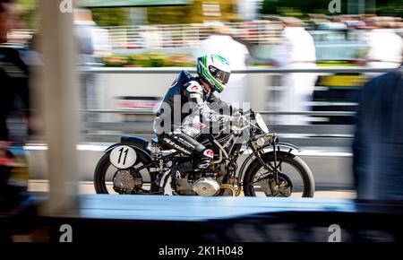 Der Fahrer wechselt während der Barry Sheene Men Trophy Teil 1 beim Goodwood Revival Festival auf dem Goodwood Circuit, Goodwood, Großbritannien, am 16. September 2022. Foto von Phil Hutchinson. Nur zur redaktionellen Verwendung, Lizenz für kommerzielle Nutzung erforderlich. Keine Verwendung bei Wetten, Spielen oder Veröffentlichungen einzelner Clubs/Vereine/Spieler. Stockfoto