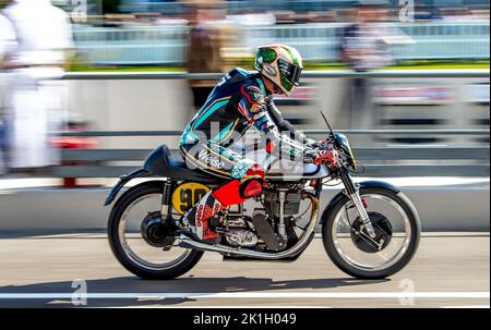 Der Fahrer wechselt während der Barry Sheene Men Trophy Teil 1 beim Goodwood Revival Festival auf dem Goodwood Circuit, Goodwood, Großbritannien, am 16. September 2022. Foto von Phil Hutchinson. Nur zur redaktionellen Verwendung, Lizenz für kommerzielle Nutzung erforderlich. Keine Verwendung bei Wetten, Spielen oder Veröffentlichungen einzelner Clubs/Vereine/Spieler. Stockfoto