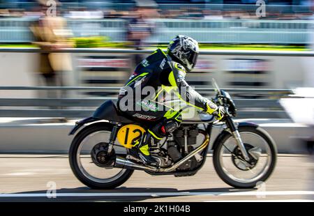 Der Fahrer wechselt während der Barry Sheene Men Trophy Teil 1 beim Goodwood Revival Festival auf dem Goodwood Circuit, Goodwood, Großbritannien, am 16. September 2022. Foto von Phil Hutchinson. Nur zur redaktionellen Verwendung, Lizenz für kommerzielle Nutzung erforderlich. Keine Verwendung bei Wetten, Spielen oder Veröffentlichungen einzelner Clubs/Vereine/Spieler. Stockfoto