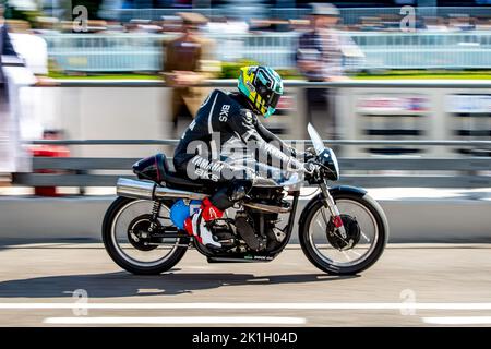 Der Fahrer wechselt während der Barry Sheene Men Trophy Teil 1 beim Goodwood Revival Festival auf dem Goodwood Circuit, Goodwood, Großbritannien, am 16. September 2022. Foto von Phil Hutchinson. Nur zur redaktionellen Verwendung, Lizenz für kommerzielle Nutzung erforderlich. Keine Verwendung bei Wetten, Spielen oder Veröffentlichungen einzelner Clubs/Vereine/Spieler. Stockfoto