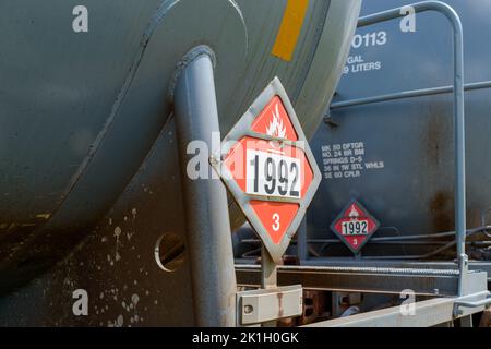Selektiver Fokus auf das Schild für brennbare Gefahrstoffe (Klasse 3) auf dem Eisenbahntankwagen in New Orleans, Louisiana, USA, am 17. September 2022 Stockfoto