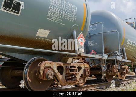 NEW ORLEANS, LA, USA - 17. SEPTEMBER 2022: Zwei Eisenbahntankwagen mit Schildern zu brennbaren Gefahrstoffen Stockfoto