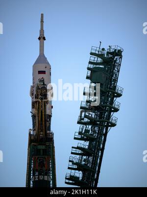 Baikonur, Kasachstan. 18. September 2022. Die Service-Gantry wird um die russische Sojus-MS-22-Sonde und die Booster-Rakete auf der Startfläche 31 des Kosmodrom Baikonur am 18. September 2022 in Baikonur, Kasachstan, geschlossen. International Space Station Expedition 68 Besatzungsmitglieder Astronaut Frank Rubio von der NASA und Kosmonauten Sergey Prokopyev und Dmitri Petelin von Roskosmos werden am 21.. September in das Orbiting-Labor starten. Quelle: Bill Ingalls/NASA/Alamy Live News Stockfoto