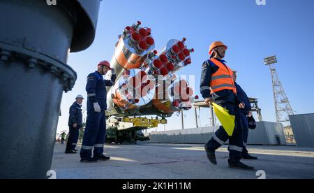 Baikonur, Kasachstan. 18. September 2022. Russische Techniker beobachten, wie die Sojus MS-22-Sonde und die Booster-Rakete per Zug ausgerollt werden, um das Flugfeld 31 des Kosmodrom Baikonur am 18. September 2022 in Baikonur, Kasachstan, zu starten. International Space Station Expedition 68 Besatzungsmitglieder Astronaut Frank Rubio von der NASA und Kosmonauten Sergey Prokopyev und Dmitri Petelin von Roskosmos werden am 21.. September in das Orbiting-Labor starten. Quelle: Bill Ingalls/NASA/Alamy Live News Stockfoto