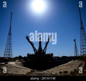 Baikonur, Kasachstan. 18. September 2022. Die Service-Gantry wird um die russische Sojus-MS-22-Sonde und die Booster-Rakete auf der Startfläche 31 des Kosmodrom Baikonur am 18. September 2022 in Baikonur, Kasachstan, geschlossen. International Space Station Expedition 68 Besatzungsmitglieder Astronaut Frank Rubio von der NASA und Kosmonauten Sergey Prokopyev und Dmitri Petelin von Roskosmos werden am 21.. September in das Orbiting-Labor starten. Quelle: Bill Ingalls/NASA/Alamy Live News Stockfoto