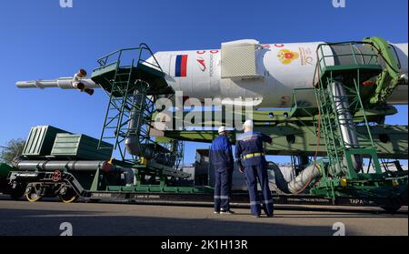 Baikonur, Kasachstan. 18. September 2022. Russische Techniker beobachten, wie die Sojus MS-22-Sonde und die Booster-Rakete per Zug ausgerollt werden, um das Flugfeld 31 des Kosmodrom Baikonur am 18. September 2022 in Baikonur, Kasachstan, zu starten. International Space Station Expedition 68 Besatzungsmitglieder Astronaut Frank Rubio von der NASA und Kosmonauten Sergey Prokopyev und Dmitri Petelin von Roskosmos werden am 21.. September in das Orbiting-Labor starten. Quelle: Bill Ingalls/NASA/Alamy Live News Stockfoto