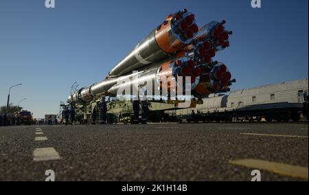 Baikonur, Kasachstan. 18. September 2022. Russische Techniker beobachten, wie die Sojus MS-22-Sonde und die Booster-Rakete per Zug ausgerollt werden, um das Flugfeld 31 des Kosmodrom Baikonur am 18. September 2022 in Baikonur, Kasachstan, zu starten. International Space Station Expedition 68 Besatzungsmitglieder Astronaut Frank Rubio von der NASA und Kosmonauten Sergey Prokopyev und Dmitri Petelin von Roskosmos werden am 21.. September in das Orbiting-Labor starten. Quelle: Bill Ingalls/NASA/Alamy Live News Stockfoto