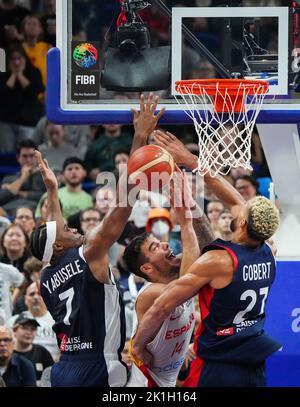 18. September 2022, Berlin: Basketball: Europameisterschaft, Frankreich - Spanien, K.O.-Runde, Finale, Mercedes-Benz Arena, Willy Hernangomez (M, Spanien) gegen Guerschon Yabusele (L) und Rudy Gobert (R, Frankreich). Foto: Soeren Sache/dpa Stockfoto