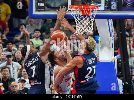 18. September 2022, Berlin: Basketball: Europameisterschaft, Frankreich - Spanien, K.O.-Runde, Finale, Mercedes-Benz Arena, Willy Hernangomez (M, Spanien) gegen Guerschon Yabusele (L) und Rudy Gobert (R, Frankreich). Foto: Soeren Sache/dpa Stockfoto