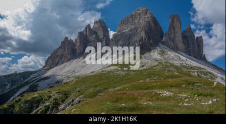 Panaoramischer Blick auf die drei Zinnen in Italien Stockfoto