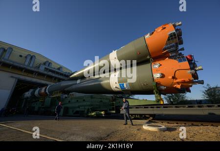 Baikonur, Kasachstan. 18. September 2022. Russische Soldaten beobachten, wie die Sojus-MS-22-Sonde und die Booster-Rakete per Zug ausgerollt werden, um das Flugfeld 31 des Kosmodrom Baikonur am 18. September 2022 in Baikonur, Kasachstan, zu starten. International Space Station Expedition 68 Besatzungsmitglieder Astronaut Frank Rubio von der NASA und Kosmonauten Sergey Prokopyev und Dmitri Petelin von Roskosmos werden am 21.. September in das Orbiting-Labor starten. Quelle: Bill Ingalls/NASA/Alamy Live News Stockfoto