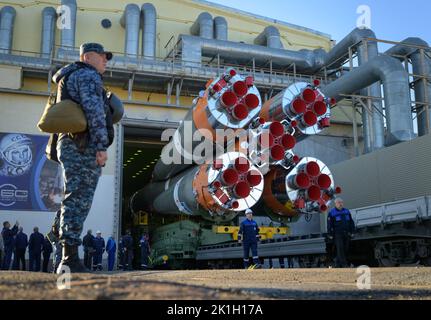 Baikonur, Kasachstan. 18. September 2022. Russische Soldaten beobachten, wie die Sojus-MS-22-Sonde und die Booster-Rakete per Zug ausgerollt werden, um das Flugfeld 31 des Kosmodrom Baikonur am 18. September 2022 in Baikonur, Kasachstan, zu starten. International Space Station Expedition 68 Besatzungsmitglieder Astronaut Frank Rubio von der NASA und Kosmonauten Sergey Prokopyev und Dmitri Petelin von Roskosmos werden am 21.. September in das Orbiting-Labor starten. Quelle: Bill Ingalls/NASA/Alamy Live News Stockfoto