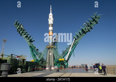 Baikonur, Kasachstan. 18. September 2022. Die Service-Gantry wird um die russische Sojus-MS-22-Sonde und die Booster-Rakete auf der Startfläche 31 des Kosmodrom Baikonur am 18. September 2022 in Baikonur, Kasachstan, geschlossen. International Space Station Expedition 68 Besatzungsmitglieder Astronaut Frank Rubio von der NASA und Kosmonauten Sergey Prokopyev und Dmitri Petelin von Roskosmos werden am 21.. September in das Orbiting-Labor starten. Quelle: Victor Zelentsov/NASA/Alamy Live News Stockfoto