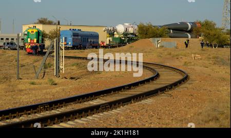 Baikonur, Kasachstan. 18. September 2022. Die russische Sojus-MS-22-Sonde und die Booster-Rakete werden per Zug ausgerollt, um das Flugfeld 31 des Kosmodrom Baikonur am 18. September 2022 in Baikonur, Kasachstan, zu starten. International Space Station Expedition 68 Besatzungsmitglieder Astronaut Frank Rubio von der NASA und Kosmonauten Sergey Prokopyev und Dmitri Petelin von Roskosmos werden am 21.. September in das Orbiting-Labor starten. Quelle: Bill Ingalls/NASA/Alamy Live News Stockfoto