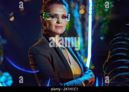 Porträt einer trendigen 40-jährigen Geschäftsfrau mit futuristischer Brille in virtueller Realität. Stockfoto