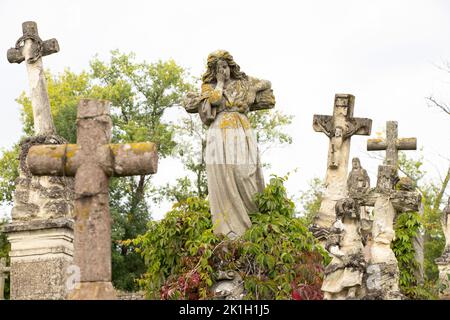 Alter Friedhof der polnischen Juden in der Ukraine. Alte verlassene Gräber. Friedhofskulptur des 18.. Und 19.. Jahrhunderts,Friedhof in der Ukraine Stockfoto