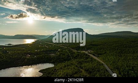 Luftaufnahme der Stadt Kilpisjarvi und der Saana fiel, Sommertag in Finnland Stockfoto