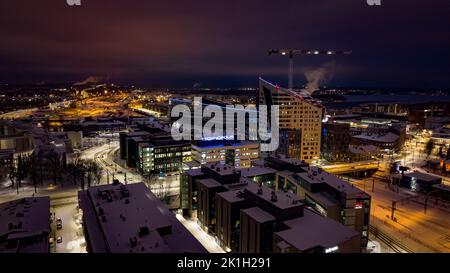 Luftaufnahme des beleuchteten Technopolis-Gebäudes in Tampere, Winterabend in Finnland Stockfoto