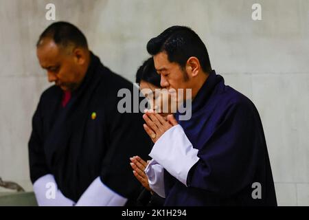 Bhutans König Jigme Khesar Namgyel Wangchuck und Königin Jetsun Pema sehen den Sarg von Königin Elizabeth II., der auf der Katafalque in der Westminster Hall im Londoner Palace of Westminster liegt. Bilddatum: Sonntag, 18. September 2022. Stockfoto