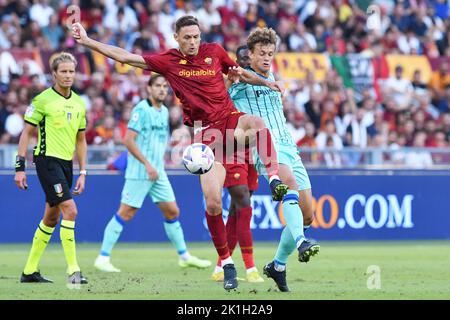 18.. September 2022; Olympiastadion, Rom, Italien ; Serie A Championship Football, Roma versus Atalanta ; Nemanja Matic von AS Roma und Giorgio Scalvini von Atalanta Stockfoto