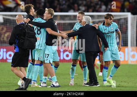 18.. September 2022; Olympiastadion, Rom, Italien ; Serie A Championship Football, Roma gegen Atalanta ; Atalanta Spieler feiert den Sieg am Ende des Spiels Stockfoto