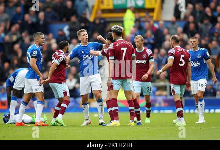 Liverpool, England, 18.. September 2022. James Tarkowski von Everton konfrontiert Gianluca Scamacca von West Ham United während des Premier League-Spiels im Goodison Park, Liverpool. Bildnachweis sollte lauten: Lexy Ilsley / Sportimage Stockfoto