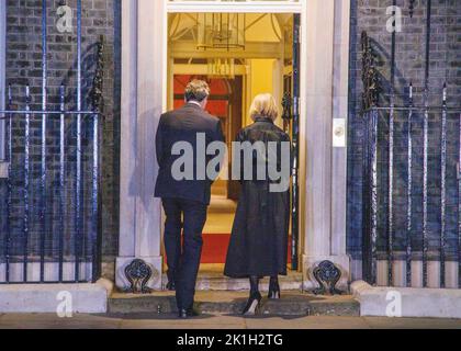 London, Großbritannien. 18. September 2022. Premierministerin Liz Truss schweigt eine Minute mit ihrem Mann Hugh O'Leary, um an die zweite Königin Elizabeth zu erinnern, die am 9.. September verstorben ist. Ihre Beerdigung wird am 19.. September stattfinden. Kredit: Karl Black/Alamy Live Nachrichten Stockfoto