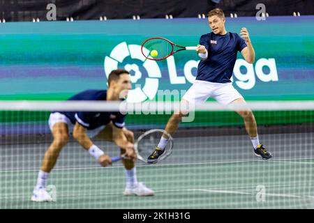 18.. September 2022; Emirates Arena , Glasgow, Schottland; Davis Cup Tennis, Großbritannien gegen Kasachstan: Joe Salisbury/Neal Skupski gegen Alexander Bublik/Aleksandr Nedovyesov Joe Salisbury/Neal Skupski im zweiten Satz in Aktion Stockfoto