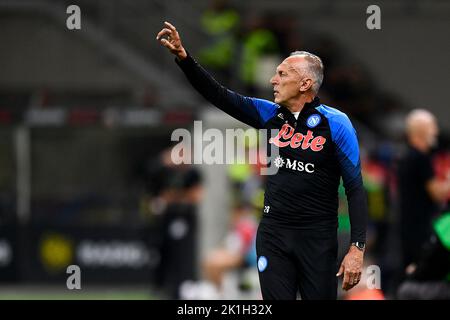 Mailand, Italien. 18. September 2022. Marco Domenichini von SSC Napoli Gesten während der Serie A Fußballspiel zwischen AC Mailand und SSC Napoli. Kredit: Nicolò Campo/Alamy Live Nachrichten Stockfoto