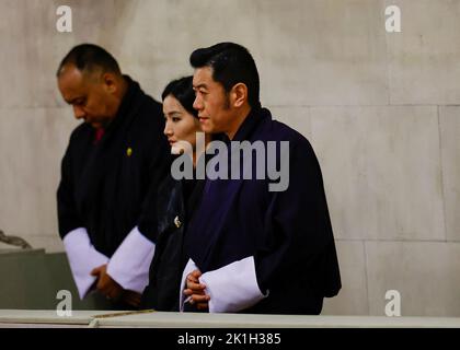 Bhutans König Jigme Khesar Namgyel Wangchuck und Königin Jetsun Pema sehen den Sarg von Königin Elizabeth II., der auf der Katafalque in der Westminster Hall im Londoner Palace of Westminster liegt. Bilddatum: Sonntag, 18. September 2022. Stockfoto