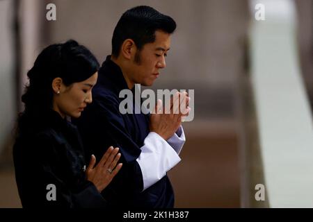 Bhutans König Jigme Khesar Namgyel Wangchuck und Königin Jetsun Pema sehen den Sarg von Königin Elizabeth II., der auf der Katafalque in der Westminster Hall im Londoner Palace of Westminster liegt. Bilddatum: Sonntag, 18. September 2022. Stockfoto