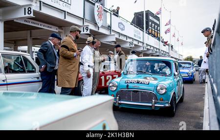 St Mary's Trophy-Übung wird auf der Boxengasse beschäftigt, wenn ein Austin Mini am 16. September 2022 beim Goodwood Revival Festival auf dem Goodwood Circuit, Goodwood, Großbritannien, einsteigt. Foto von Phil Hutchinson. Nur zur redaktionellen Verwendung, Lizenz für kommerzielle Nutzung erforderlich. Keine Verwendung bei Wetten, Spielen oder Veröffentlichungen einzelner Clubs/Vereine/Spieler. Stockfoto