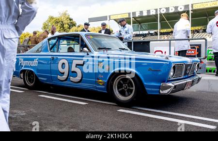 Die St. Mary's Trophy-Übung wird in der Boxengasse sehr beschäftigt, als Rowan Atkinson's Plymouth Barracuda am 16. September 2022 beim Goodwood Revival Festival auf dem Goodwood Circuit, Goodwood, Großbritannien, eintrifft. Foto von Phil Hutchinson. Nur zur redaktionellen Verwendung, Lizenz für kommerzielle Nutzung erforderlich. Keine Verwendung bei Wetten, Spielen oder Veröffentlichungen einzelner Clubs/Vereine/Spieler. Stockfoto