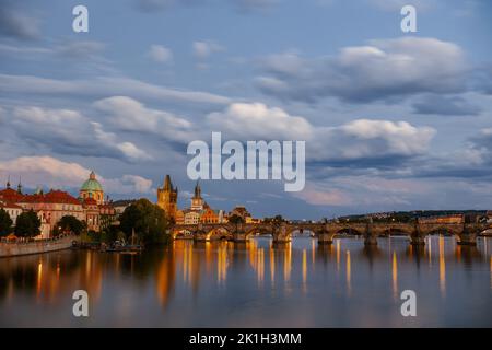 Landschaft mit Moldau bei Nacht in Prag, Tschechische Republik. Stockfoto