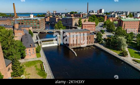 Luftaufnahme der Wasserfälle von Tammerkoski, Sommer in Tampere, Finnland Stockfoto