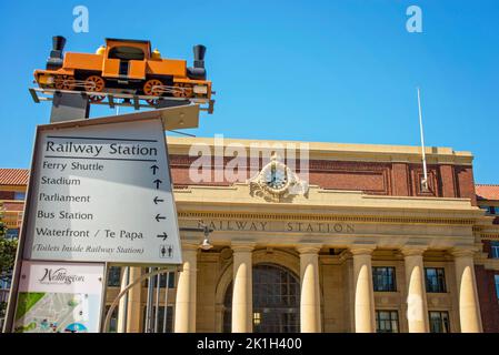 Bunte Straßenschilder mit Symbolen und Informationen in Wellington City, darunter die Buzzy Bee, der Zug und die Seilbahn. Der orangefarbene Zug Stockfoto