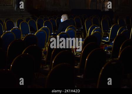 18. September 2022, Santiago, Metropolitana, Chile: Ein Mann wartet auf den Beginn des traditionellen Te Deum in der Kathedrale von Santiago, an dem Tag, an dem die Unabhängigkeit Chiles gefeiert wird. (Bild: © Matias Basualdo/ZUMA Press Wire) Stockfoto