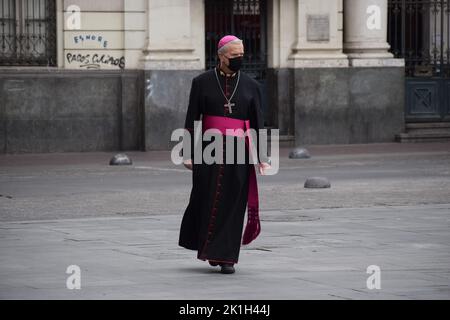 18. September 2022, Santiago, Metropolitana, Chile: Am Tag der Unabhängigkeit Chiles kommt ein Priester im traditionellen Te Deum in der Kathedrale von Santiago an. (Bild: © Matias Basualdo/ZUMA Press Wire) Stockfoto
