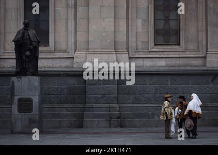 18. September 2022, Santiago, Metropolitana, Chile: Menschen mit typischen chilenischen Kostümen warten auf den Beginn des traditionellen Te Deum in der Kathedrale von Santiago, an dem Tag, an dem die Unabhängigkeit Chiles gefeiert wird. (Bild: © Matias Basualdo/ZUMA Press Wire) Stockfoto