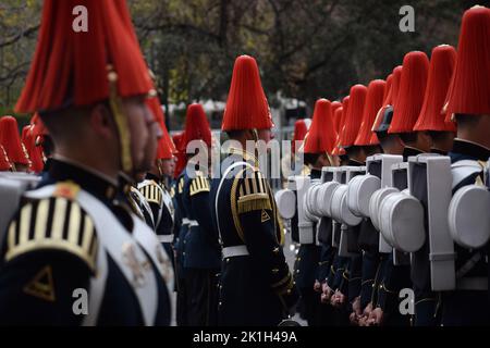 18. September 2022, Santiago, Metropolitana, Chile: Die Band der Militärschule erwartet die Ankunft von Präsident Boric im traditionellen Te Deum in der Kathedrale von Santiago, an dem Tag, an dem die Unabhängigkeit Chiles gefeiert wird. (Bild: © Matias Basualdo/ZUMA Press Wire) Stockfoto