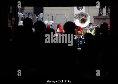 18. September 2022, Santiago, Metropolitana, Chile: Die Menschen besuchen das traditionelle Te Deum in der Kathedrale von Santiago, an dem Tag, an dem die Unabhängigkeit Chiles gefeiert wird. (Bild: © Matias Basualdo/ZUMA Press Wire) Stockfoto