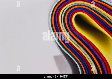 Hintergrund mit Filzstruktur. Mehrere farbige Filzstofflaken auf weißem Hintergrund. Verschiedene Farben Filz Stofflaken, Patchwork, Nähen DIY Handwerk Stockfoto