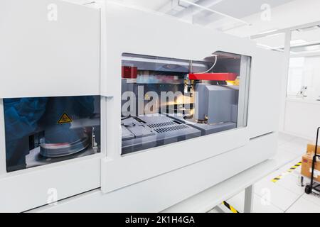 Blutbank vollautomatische Geräte für Blutuntersuchungen befinden sich in einem medizinischen Labor Stockfoto