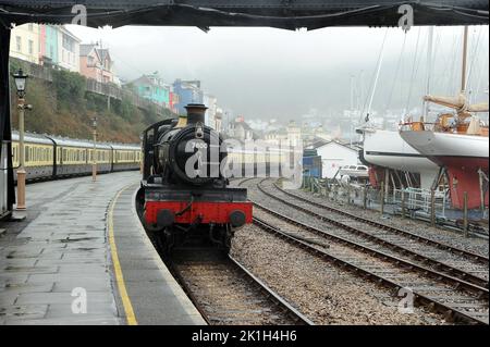 „Lydham Manor“ (läuft als Klassenpionier 7800 „Torquay Manor“) an der Kingswear Station. Stockfoto