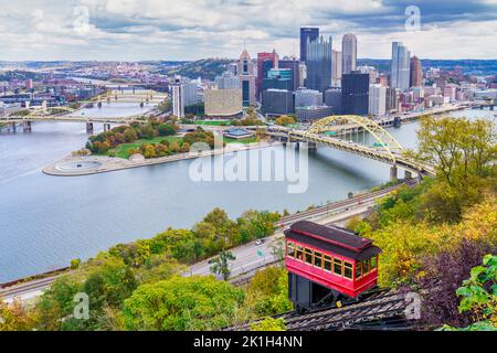 Seilbahn des historischen Duquesne-Anstiegs auf die Washington Heights mit Blick auf das Dreiecksdreieck in Pittsburgh, Pennsylvania. Stockfoto