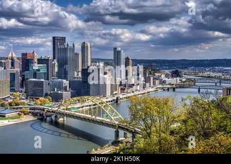 Blick auf das „Goldene Dreieck“ von Pittsburgh mit der Fort Duquesne Bridge von der Duquesne Incline Upper Station in Pittsburgh, Pennsylvania. Stockfoto